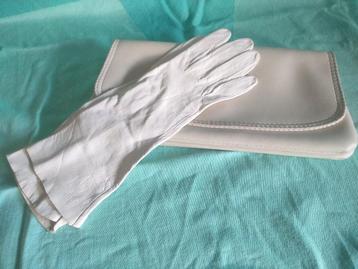 Handschoenen en tasje beschikbaar voor biedingen