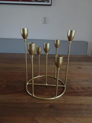 Goudkleurige kandelaar voor zeven kaarsen beschikbaar voor biedingen