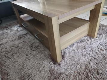 Salon tafel beschikbaar voor biedingen