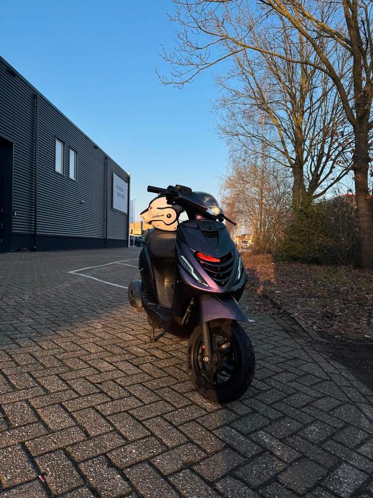 Zip Iget scooter 2022, Fietsen en Brommers, Scooters | Yamaha, Gebruikt, Overige modellen, Maximaal 25 km/u, Benzine, Ophalen