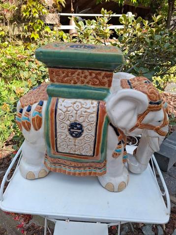 Olifant tafeltje  beschikbaar voor biedingen
