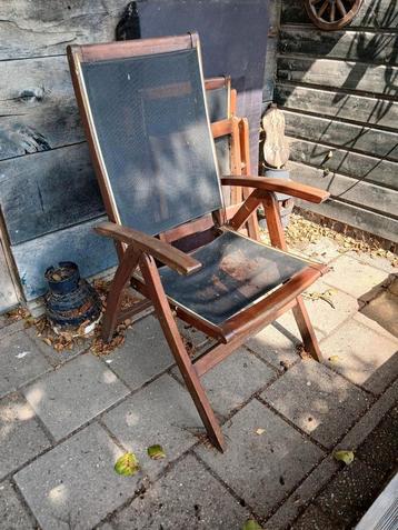 Tafel en 6 stoelen  beschikbaar voor biedingen