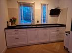 Mooie witte keuken met zwart natuurstenen aanrechtblad, Huis en Inrichting, Ophalen, Gebruikt, Wit, Graniet of Steen