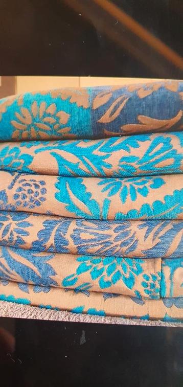 Prachtige dubbelgeweven gordijnen beschikbaar voor biedingen