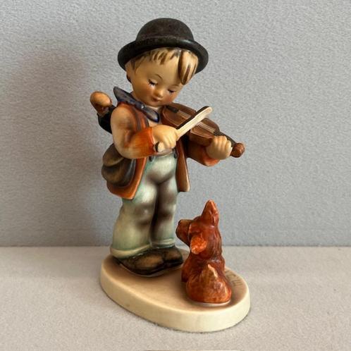 Hummel Beeldje Serenade met Hond – 13 cm – Goebel, West Duit, Verzamelen, Beelden en Beeldjes, Zo goed als nieuw, Hummel, Ophalen of Verzenden