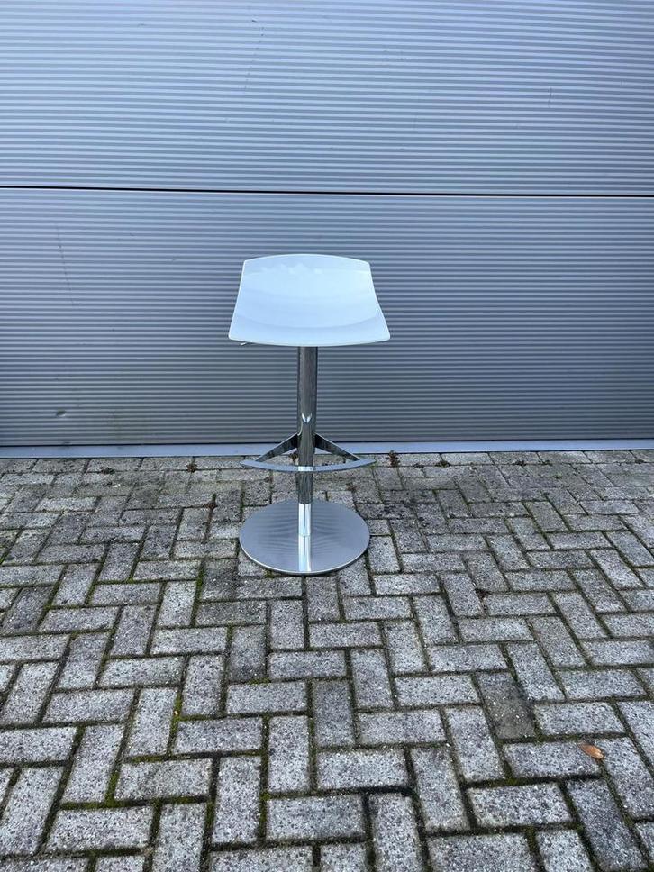 Witte Barkruk In Hoogte Verstelbaar PARTIJ STOELEN, Huis en Inrichting, Barkrukken, Gebruikt, 60 tot 90 cm, Kunststof, 1 kruk