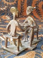 Mooi oud brons beeldje uit Afrika van man en vrouw 8,8 cm., Antiek en Kunst, Ophalen of Verzenden