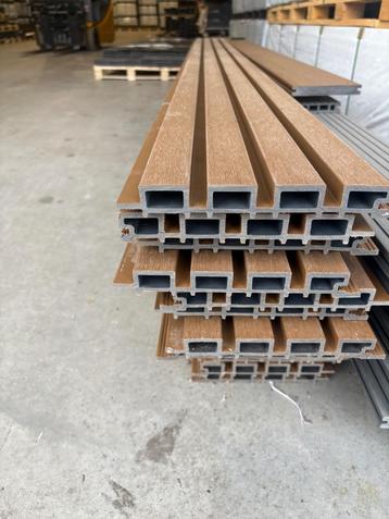 Composiet gevelbekleding – teak – lichtbeschadigd – 175 euro beschikbaar voor biedingen