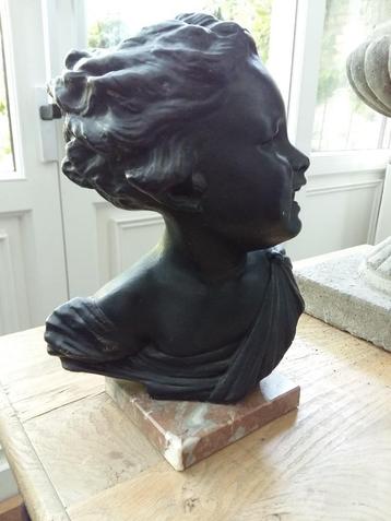 Art Deco stijl - Charmante gipsen buste op marmer. beschikbaar voor biedingen