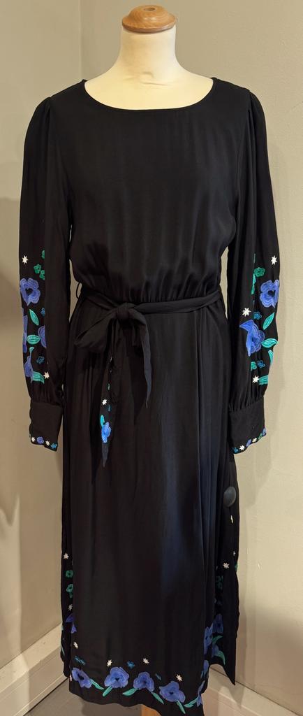 Mooie jurk van FABIENNE CHAPOT (38), Kleding | Dames, Jurken, Zo goed als nieuw, Maat 38/40 (M), Zwart, Onder de knie, Ophalen of Verzenden