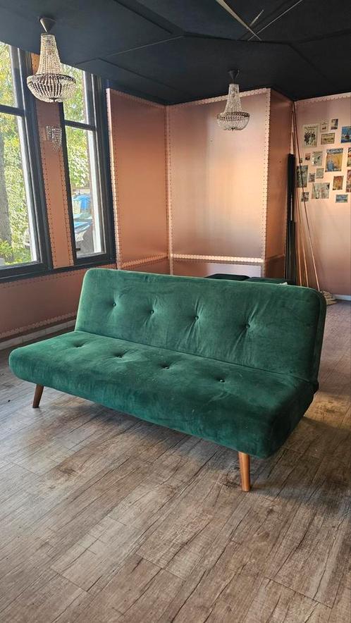 Jysk donker groene walnoot fluweel slaapbank. Plat 190 x 110, Huis en Inrichting, Banken | Sofa's en Chaises Longues, Zo goed als nieuw