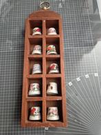 Houten kastje met 10 vingerhoedjes, Verzamelen, Vingerhoedjes, Ophalen of Verzenden, Zo goed als nieuw, Overige materialen