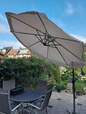 Zweefparasol met voet beschikbaar voor biedingen
