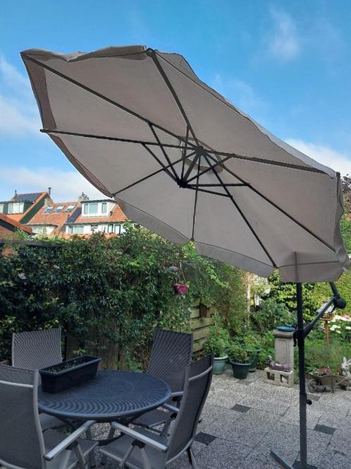 Zweefparasol met voet, Tuin en Terras, Parasols, Gebruikt, Zweefparasol, 2 tot 3 meter, Kantelbaar, Verstelbaar, Ophalen of Verzenden