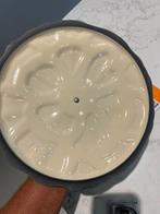 Le Creuset Petal Campagnard 26 cm Sea Salt, Gietijzer, Nieuw, Ophalen of Verzenden, Keramische plaat