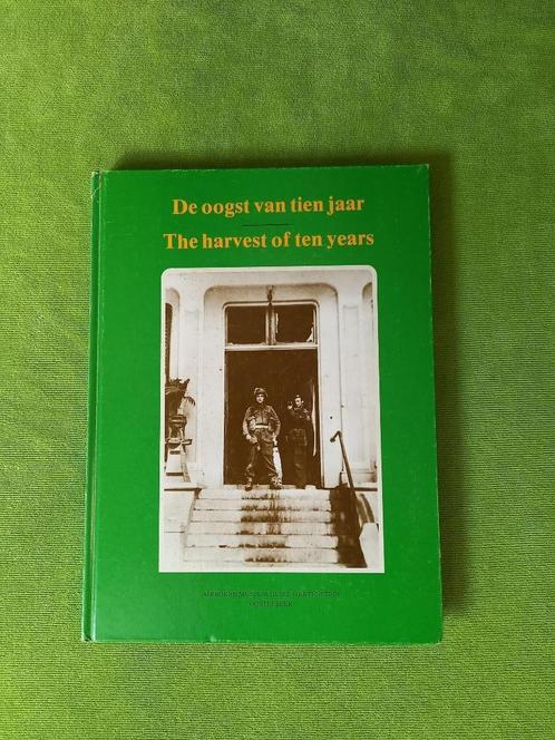 De oogst van tien jaar, Verzamelen, Militaria | Tweede Wereldoorlog, Overige soorten, Boek of Tijdschrift, Engeland, Ophalen of Verzenden