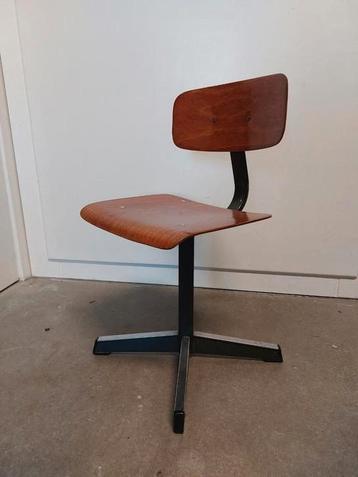 Vintage stoeltje beschikbaar voor biedingen