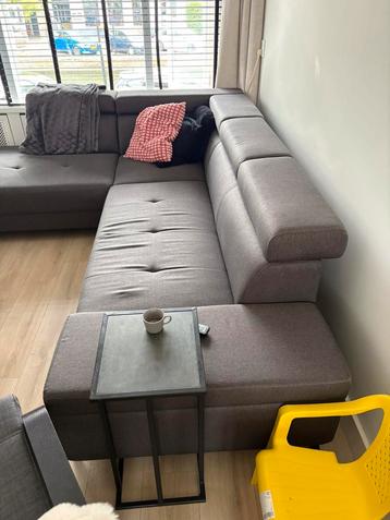 Hoekbank met verstelbare hoofdsteunen beschikbaar voor biedingen