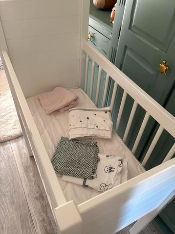 Wieg/ co-sleeper wit beschikbaar voor biedingen