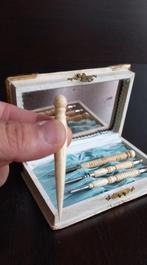 Reisnecessaire waaronder een rijgnaald, naaldenhouder been, Antiek en Kunst, Ophalen of Verzenden