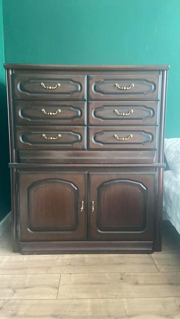Vintage donkerhouten kast beschikbaar voor biedingen