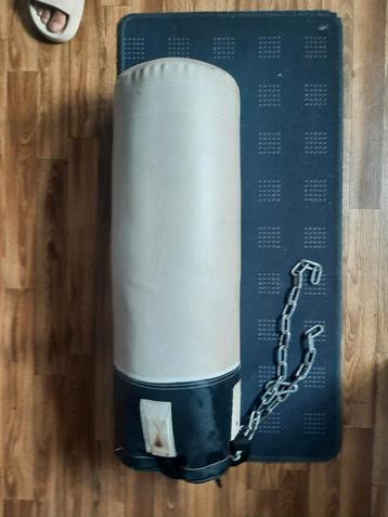 Bokszak / Stootzak Middellang met Ketting beschikbaar voor biedingen