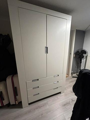 Grote kast beschikbaar voor biedingen