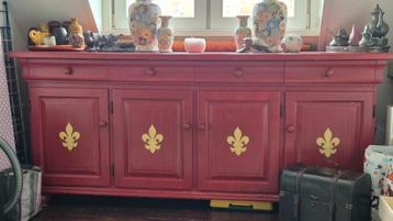 Rode houten dressoir met deuren en lades beschikbaar voor biedingen