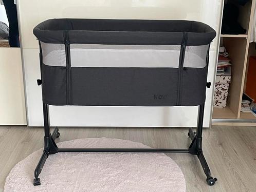 Novi Baby Co-Sleeper Wieg - Grijs, Kinderen en Baby's, Babywiegjes en Ledikanten, Zo goed als nieuw, Wieg, Ophalen of Verzenden