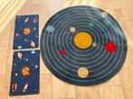Vloerkleed Planeten 130 diameter + 2 bureauleggers, Ophalen, Gebruikt, Kleed of Kussen