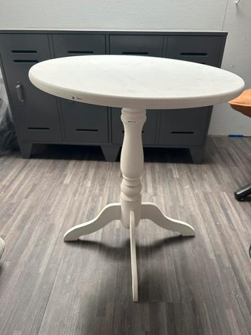 Bijzettafel wit beschikbaar voor biedingen