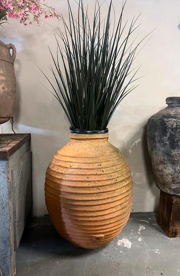 Griekse terracota olijfolie pot/vaas beschikbaar voor biedingen