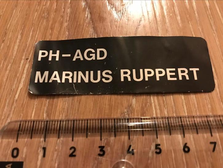 Org identificatie plaat KLM Vliegtuig PH-AGD Marinus Ruppert, Verzamelen, Luchtvaart en Vliegtuigspotten, Zo goed als nieuw, Kaart, Foto of Prent