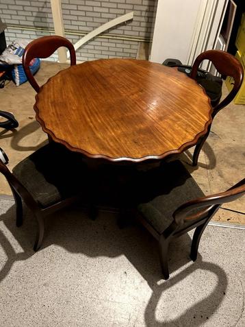 Antieke eetkamertafel en vier stoelen beschikbaar voor biedingen
