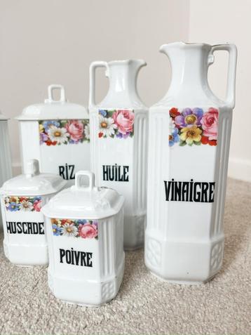 10-delige potten en kannen set met bloemen. Brocante vintage beschikbaar voor biedingen