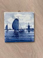 Delfts Blauw Tegel met Zeilschip en Molen, Antiek en Kunst, Antiek | Wandborden en Tegels, Ophalen of Verzenden