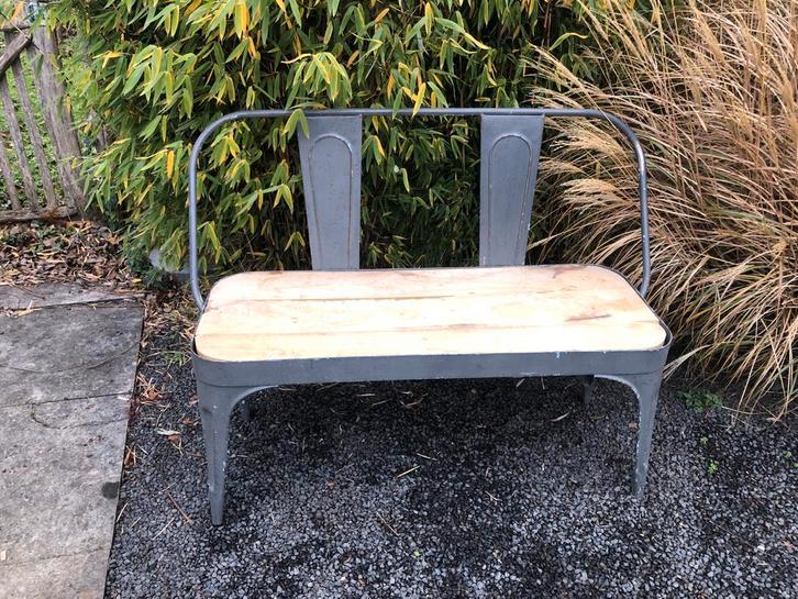 Industrieel bankje met stalen frame en eiken zitting, Antiek en Kunst, Antiek | Meubels | Stoelen en Banken, Ophalen