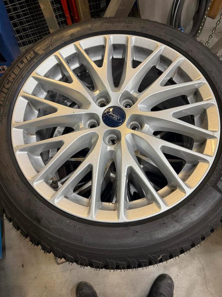 Ford Focus Velgen 17" Winterbanden Michelin, Auto-onderdelen, Banden en Velgen, Banden en Velgen, Winterbanden, 17 inch, 215 mm