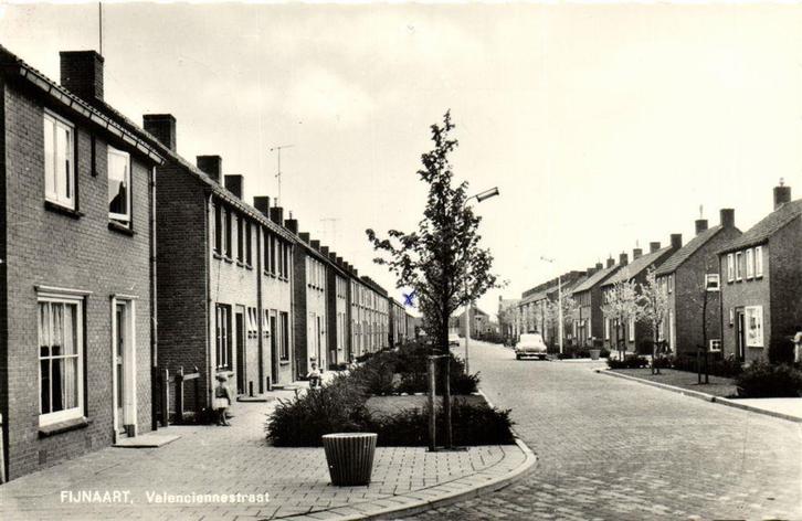 Fijnaart, Valenciennestraat - auto - 1970 gelopen, Verzamelen, Ansichtkaarten | Nederland, Gelopen, Noord-Brabant, 1960 tot 1980