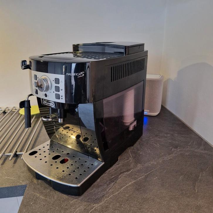 DeLonghi Magnifica S Volautomaat, Witgoed en Apparatuur, Koffiezetapparaten, Gebruikt, Koffiebonen, Espresso apparaat, 2 tot 4 kopjes