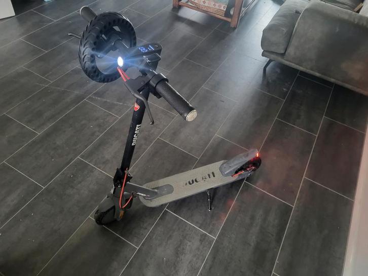 Ducati Elektrische Step - Gebruikt met Antilek Banden, Fietsen en Brommers, Steps, Ophalen