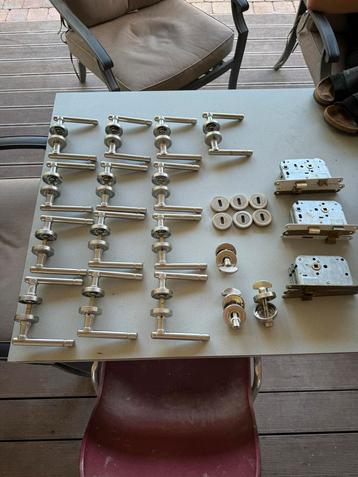 Complete set deurbeslag – 13 sets met vrij en bezet en slot beschikbaar voor biedingen