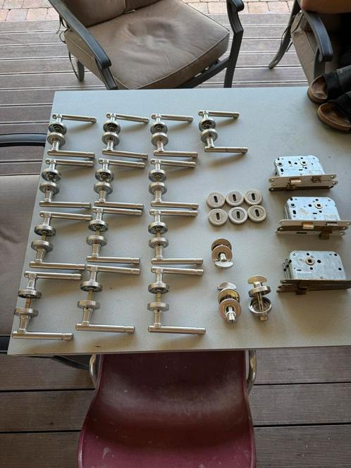 Complete set deurbeslag – 13 sets met vrij en bezet en slot, Doe-het-zelf en Verbouw, Hang- en Sluitwerk, Gebruikt, Klink of Kruk