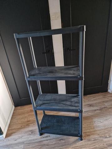 2 kunststof stellingen  beschikbaar voor biedingen