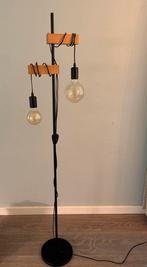 Moderne Staande Lamp met Houten Accenten, Huis en Inrichting, Lampen | Vloerlampen, Ophalen, Zo goed als nieuw, Hout, 150 tot 200 cm