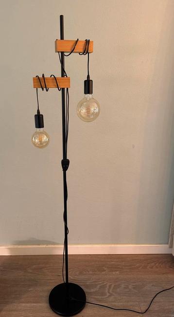 Moderne Staande Lamp met Houten Accenten beschikbaar voor biedingen