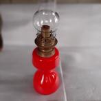 Antieke, staande olielamp rood glas, Huis en Inrichting, Lampen | Tafellampen, Ophalen, Gebruikt, Glas, Minder dan 50 cm