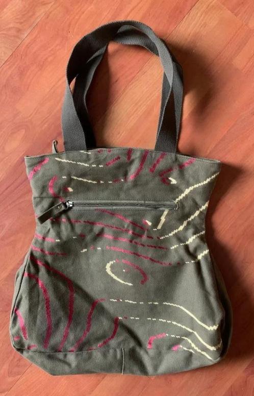 Leuke groen - rode handtas, damestas, tas met aparte details, Sieraden, Tassen en Uiterlijk, Tassen | Damestassen, Zo goed als nieuw