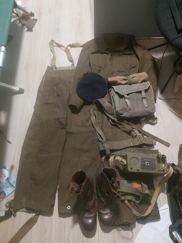 Nederlands Naoorlogs Uniform met Veldtelefoon WOII, Verzamelen, Militaria | Algemeen, Landmacht, Kleding of Schoenen, Nederland