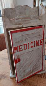 "medicijn " hout kastje om op te hangen of neer te zetten., Huis en Inrichting, Kasten | Overige, Ophalen of Verzenden